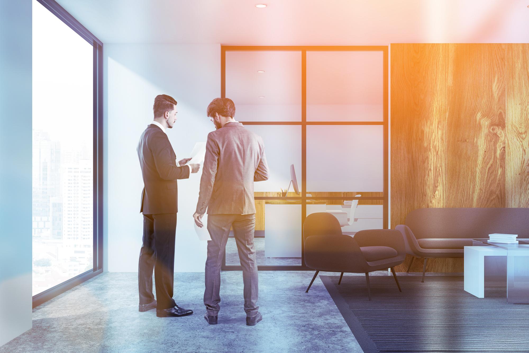 Agent imobiliar discutând plan de vânzare cu proprietar